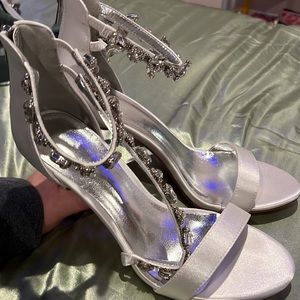 Gorgeous silver and silk heals NWOT